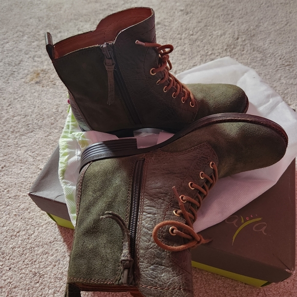 Naya Agave Boots - Picture 3 of 5